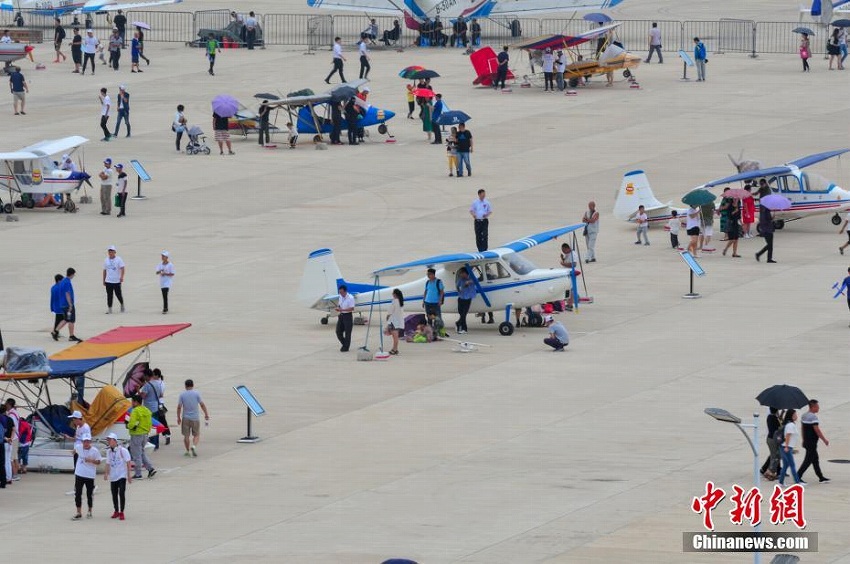 大空を鮮やかに飛翔！第7回瀋陽(yáng)法庫(kù)國(guó)際飛行ショー開幕　遼寧省