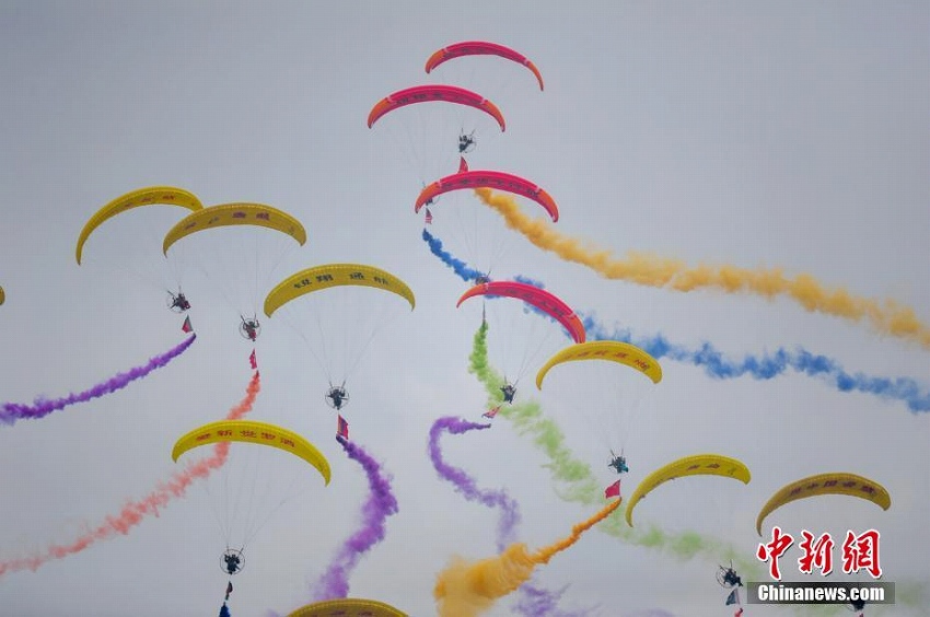 大空を鮮やかに飛翔！第7回瀋陽法庫國際飛行ショー開幕　遼寧省