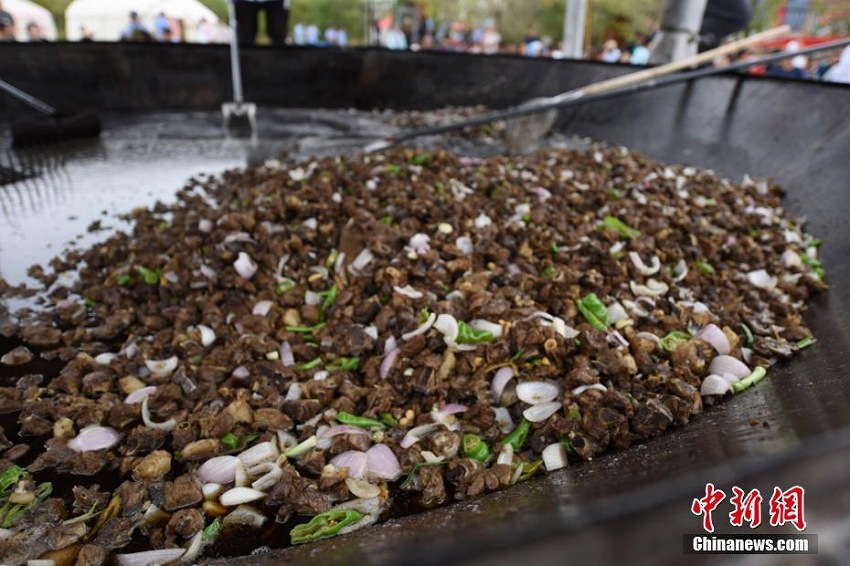 調理人7人が巨大鍋で作る300キロのラム肉ご當?shù)廿哎毳帷　「驶嵤?></a></td></tr><tr><td class=