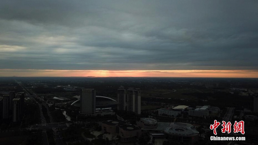 平行に並ぶ夕焼けと黒い雲(yún)　江蘇省揚州市の上空に「一線天」出現(xiàn)