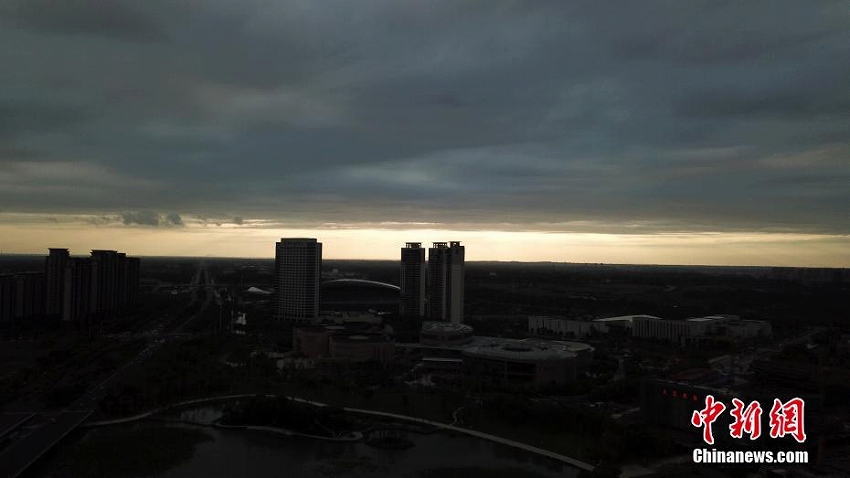 平行に並ぶ夕焼けと黒い雲(yún)　江蘇省揚州市の上空に「一線天」出現(xiàn)