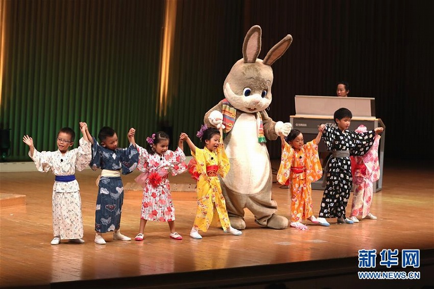 蕓術(shù)祭で演目を披露する子供たち。