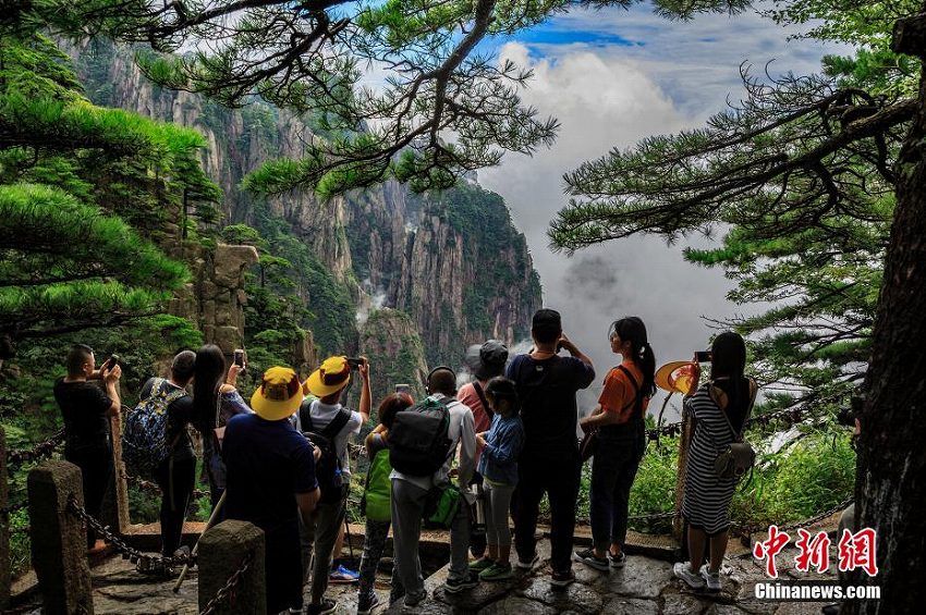 秋雨が上がるとそこは仙境　幻想的な景色広がる黃山風(fēng)景區(qū)