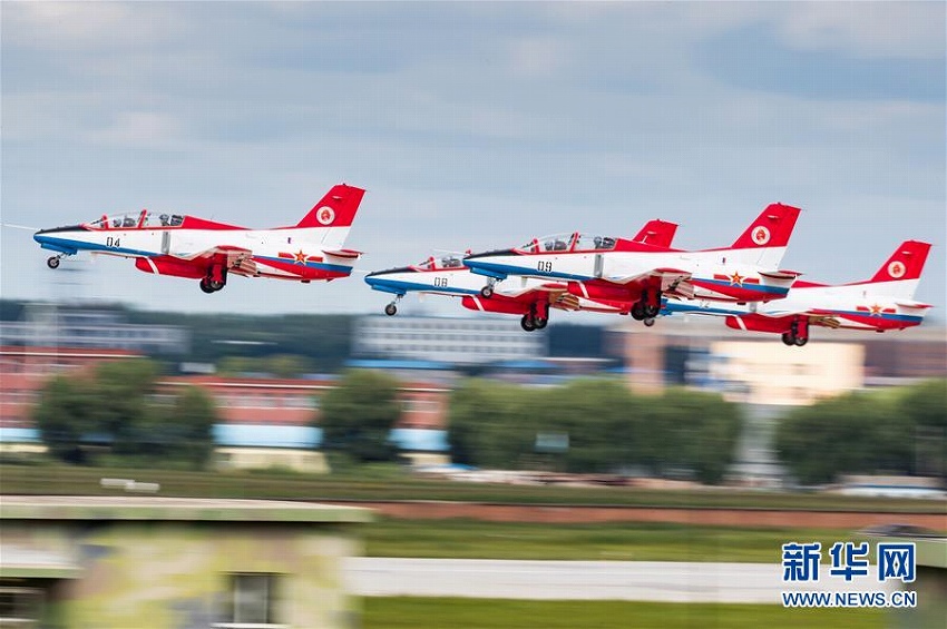 新學(xué)期祝い、中國空軍が航空大學(xué)で航空ショー　吉林省