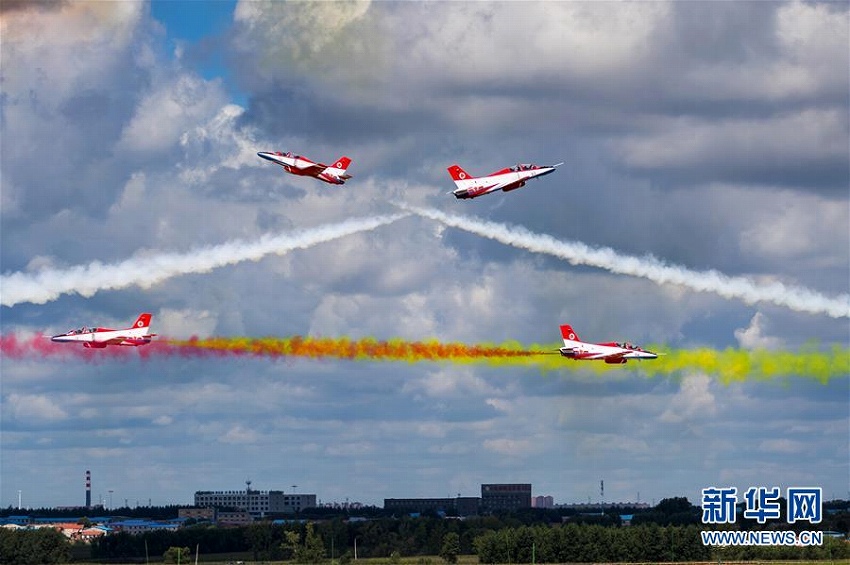 新學(xué)期祝い、中國空軍が航空大學(xué)で航空ショー　吉林省