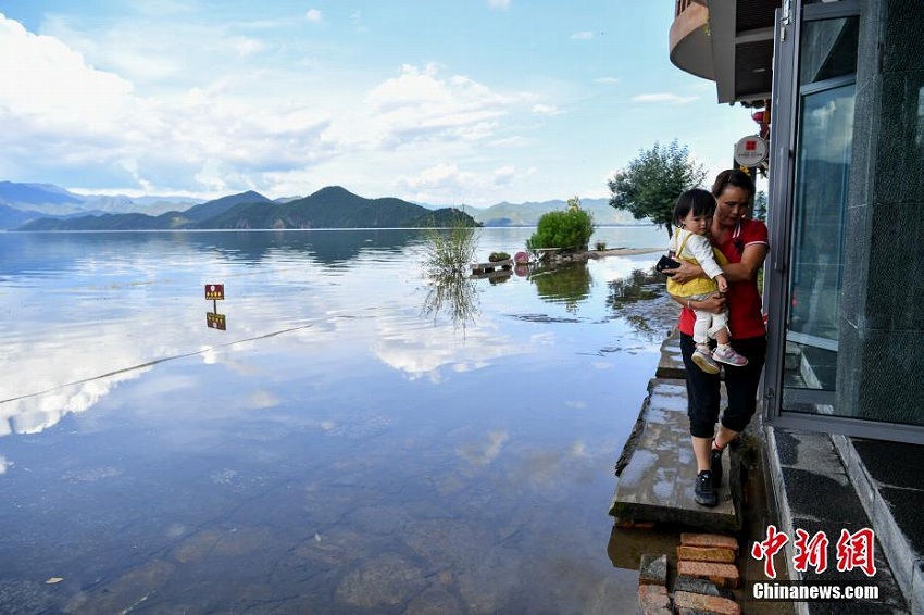 瀘沽湖の水位上昇で水面と空がつながったような景色広がる　雲(yún)南省