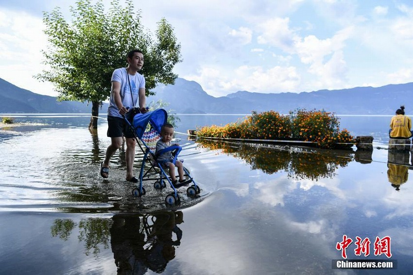 瀘沽湖の水位上昇で水面と空がつながったような景色広がる　雲(yún)南省