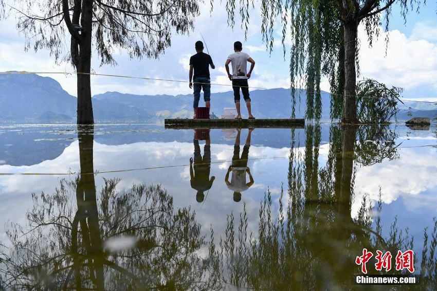 瀘沽湖の水位上昇で水面と空がつながったような景色広がる　雲(yún)南省