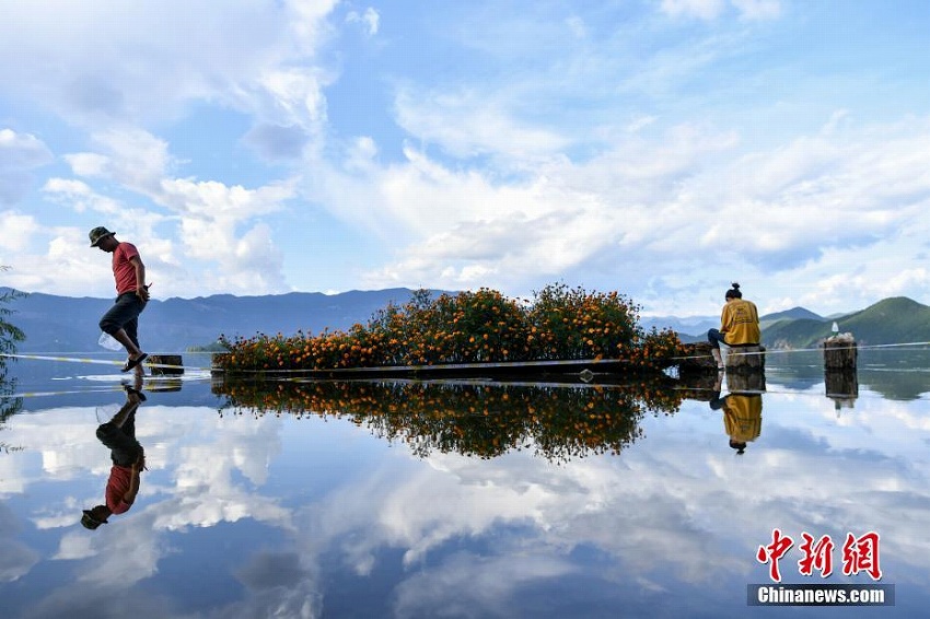 瀘沽湖の水位上昇で水面と空がつながったような景色広がる　雲(yún)南省