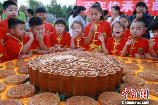 「長壽の郷」、約50キロの巨大月餅で中秋節(jié)祝う　河南省夏邑県