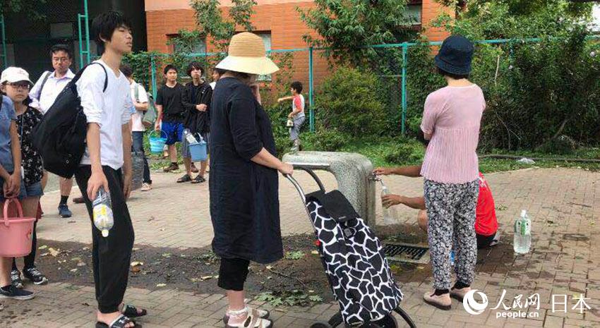 札幌市の中心部では近所の公園にバケツなどを手に水を汲みに集まった市民たち（畫像提供?北海道大學(xué)に留學(xué)中の中國人留學(xué)生）。