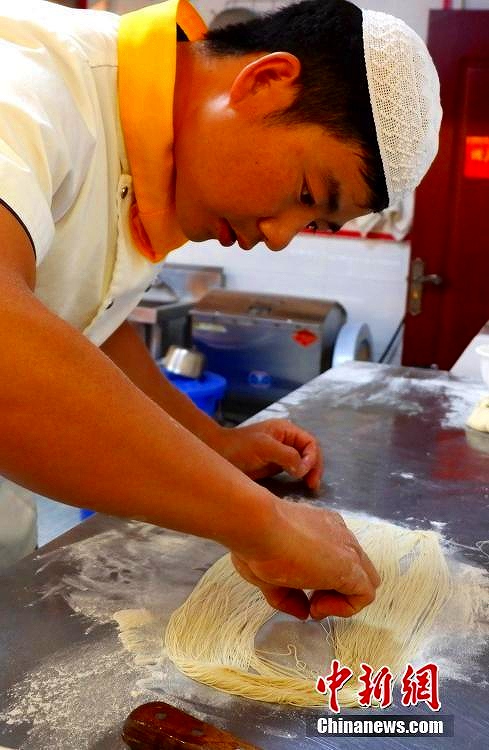 青海省のラーメン職人、打った麺を刺繍針に通すスゴ技を披露