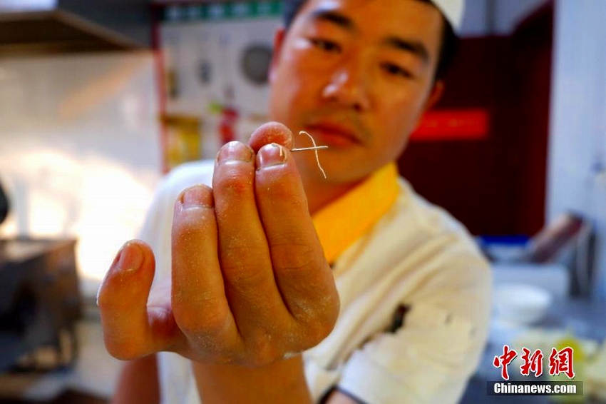 青海省のラーメン職人、打った麺を刺繍針に通すスゴ技を披露