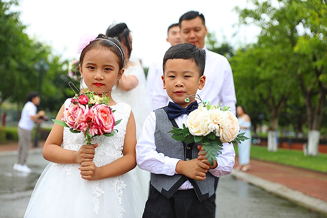 四川省の學(xué)校、教師のために合同結(jié)婚式　