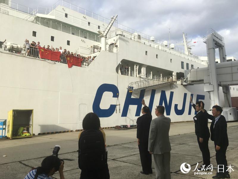 臺(tái)風(fēng)の影響で足止めされていた中國人旅客ら、空路や海路で帰國の途に