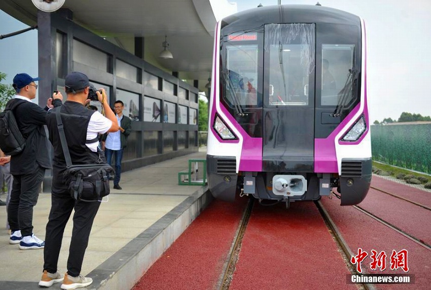 成都市に伝統(tǒng)的な「臉譜」意識(shí)したデザインの地下鉄車(chē)両登場(chǎng)