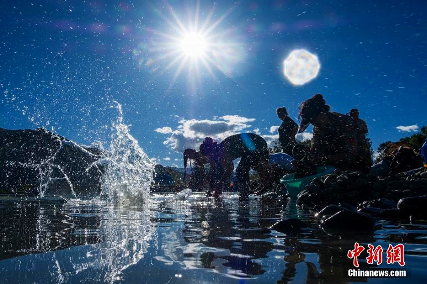 ラサ市で伝統(tǒng)の「沐浴節(jié)」