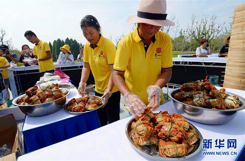 蘇州陽澄湖で観光祭開催　上海蟹の捕獲體験を楽しむ観光客