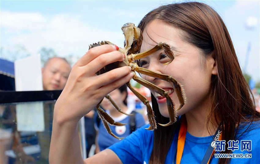 蘇州陽澄湖で観光祭開催　上海蟹の捕獲體験を楽しむ観光客