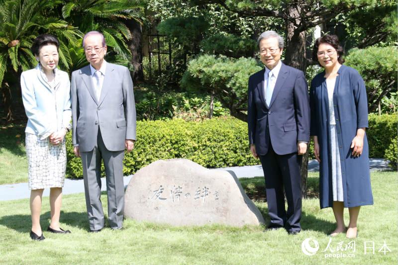 植樹記念碑の前に立つ在日本中國大使館の程永華大使、汪婉夫人、福田康夫元首相、福田貴代子夫人（撮影?木村雄太）。