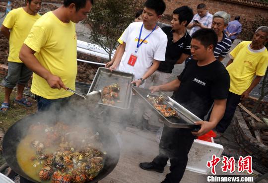 食べて美味しい走らせて楽しい？ 重慶市で上海ガニレース