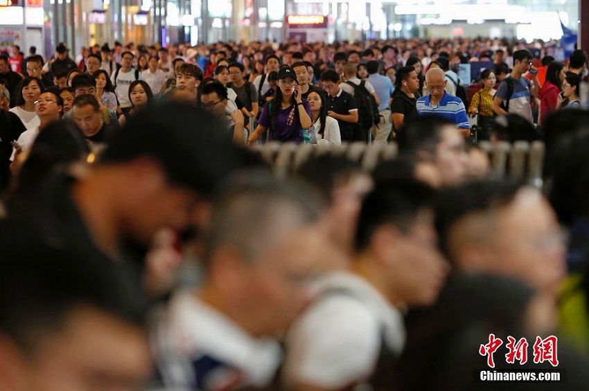 國慶節(jié)連休最終日、中國各地でUターンラッシュ