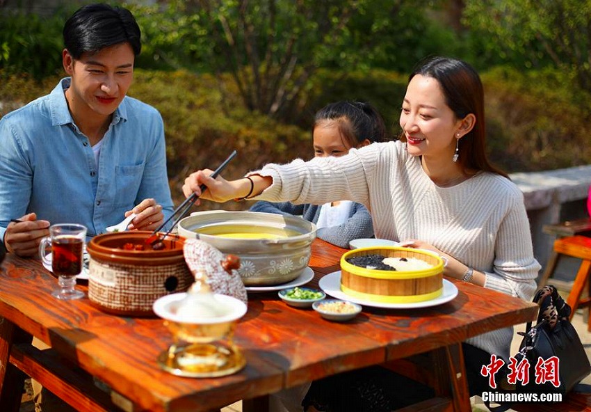 グルメフェスに直徑10メートルの「太極」養(yǎng)生鍋　江蘇省