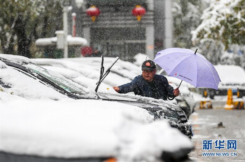 ウルムチで積雪　本格的な冬に突入