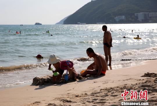 中國の北方では寒気到來、海南省は海水浴客でにぎわう