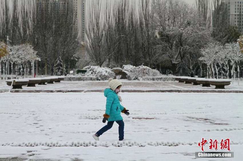 青海省西寧市で降雪　都市全體が白銀の世界と化す　