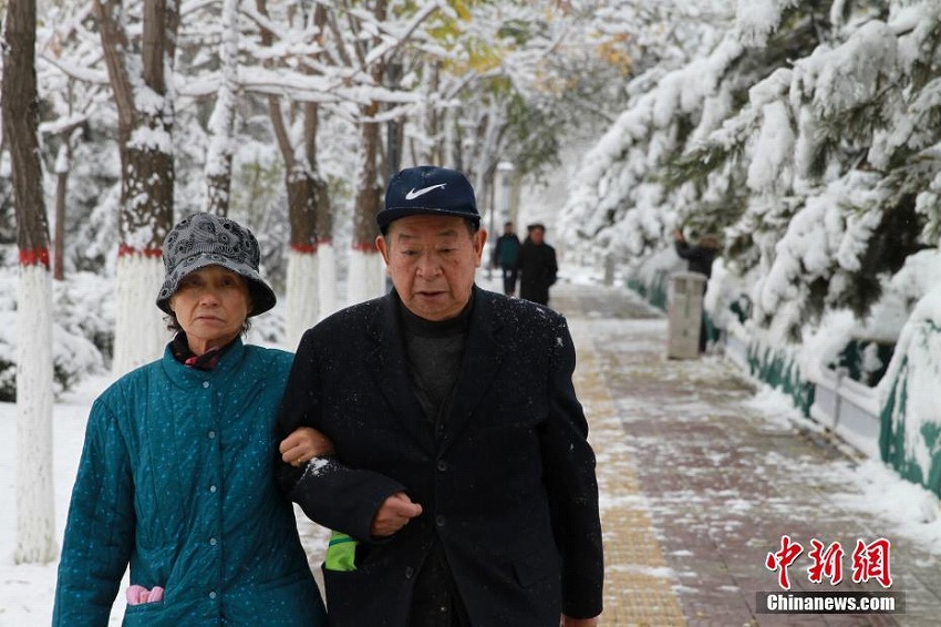 青海省西寧市で降雪　都市全體が白銀の世界と化す　