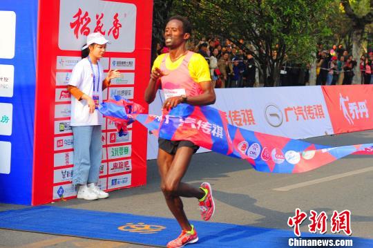 三峽宜昌の國(guó)際マラソン大會(huì)に10ヶ國(guó)の選手約2萬(wàn)人が參加