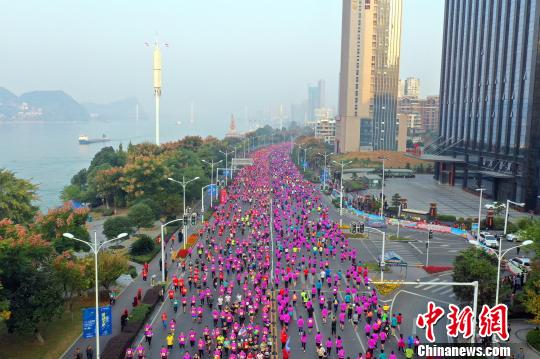 三峽宜昌の國(guó)際マラソン大會(huì)に10ヶ國(guó)の選手約2萬(wàn)人が參加