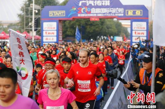 三峽宜昌の國(guó)際マラソン大會(huì)に10ヶ國(guó)の選手約2萬(wàn)人が參加