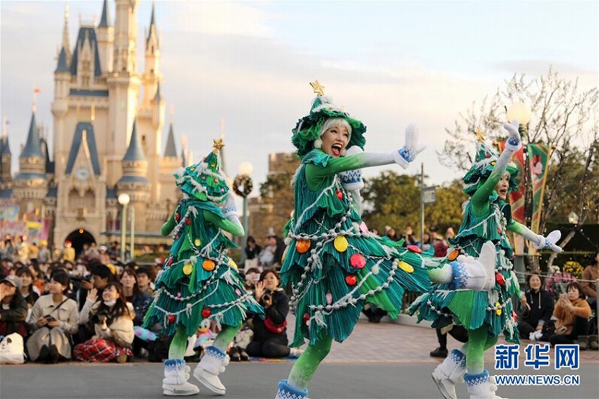 東京ディズニーリゾートでクリスマスパレードがスタート