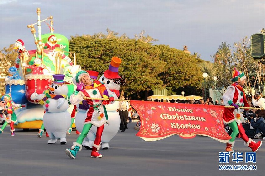 東京ディズニーリゾートでクリスマスパレードがスタート