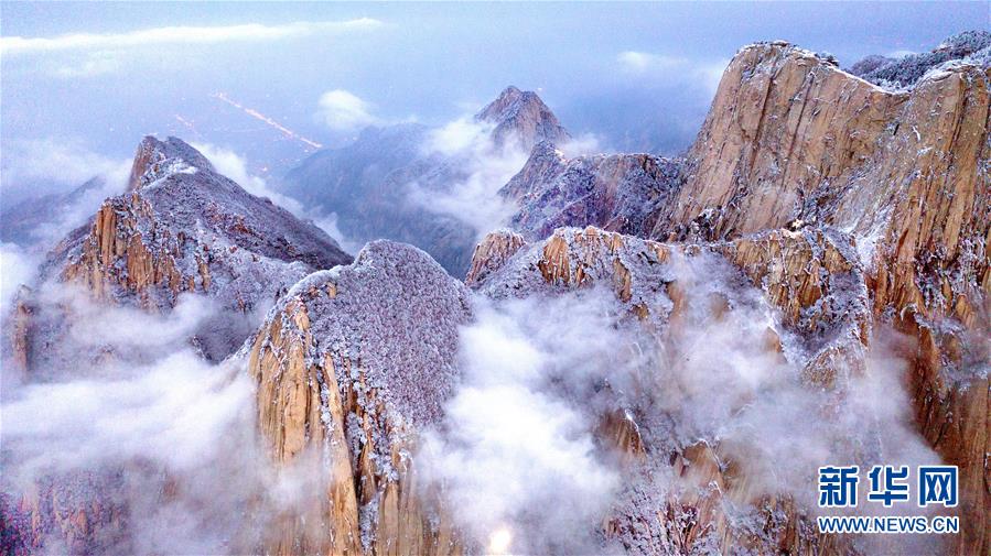 雪に覆われた華山、広がる幻想的な絶景　陝西省