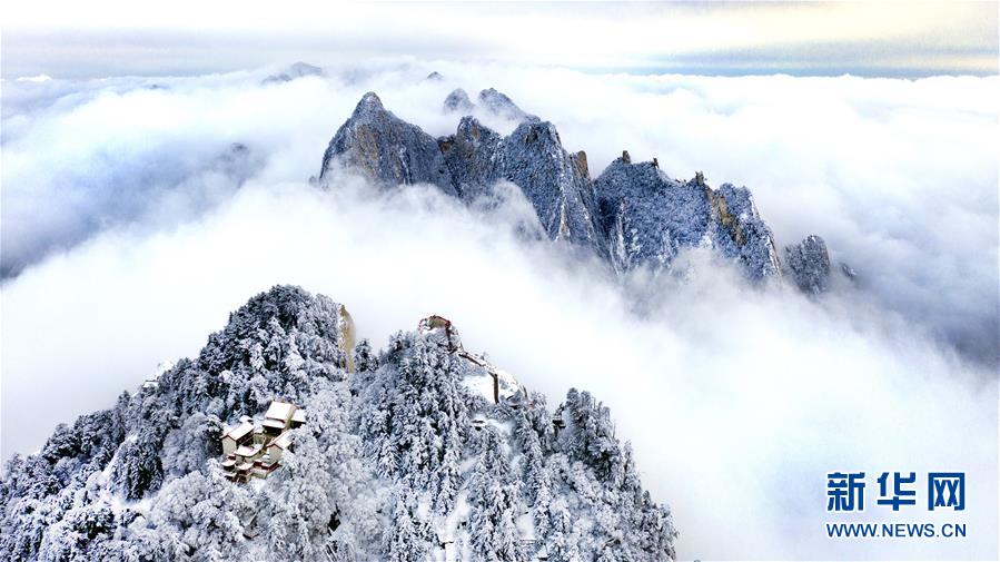 雪に覆われた華山、広がる幻想的な絶景　陝西省