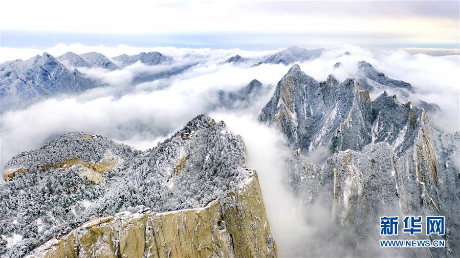 雪に覆われた華山、広がる幻想的な絶景　陝西省