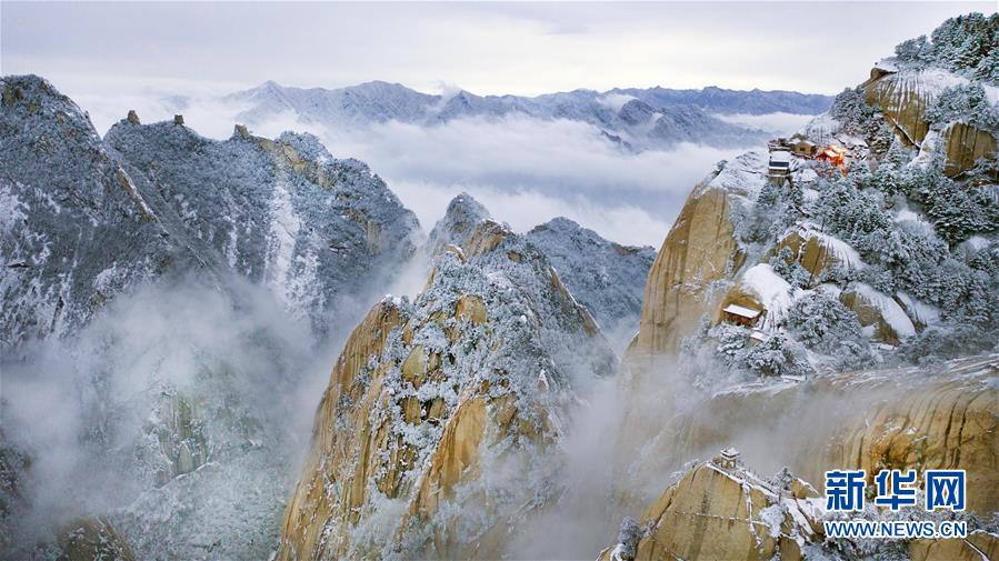 雪に覆われた華山、広がる幻想的な絶景　陝西省