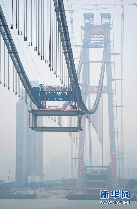 湖南省で建設(shè)中の世界最長(zhǎng)の二層通路橋、1つ目の橋げたが設(shè)置