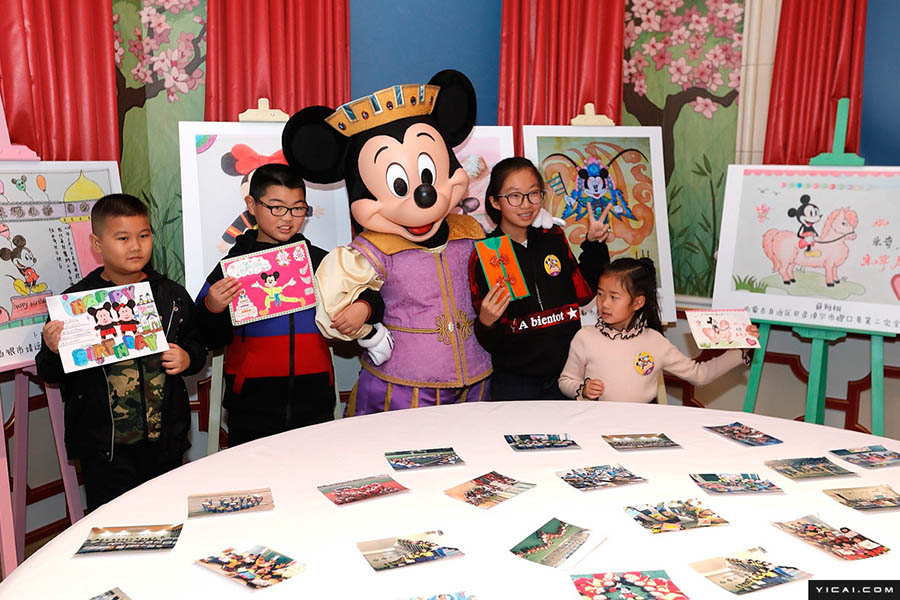 上海ディズニーでミッキー誕生日イベント 花火で祝福