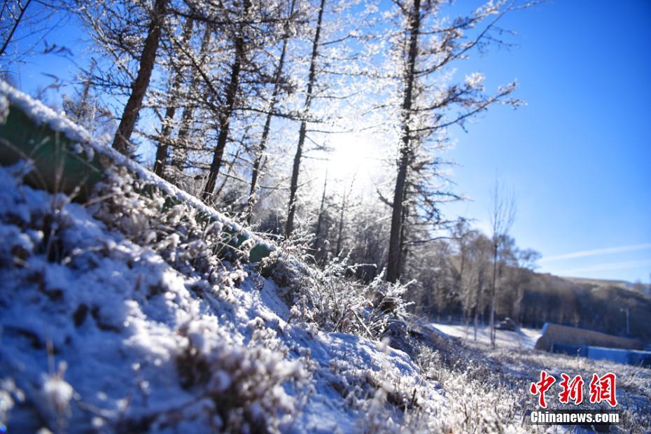 降雪後の晴天、青い空と白い雪の美しいコラボレーション　甘粛省