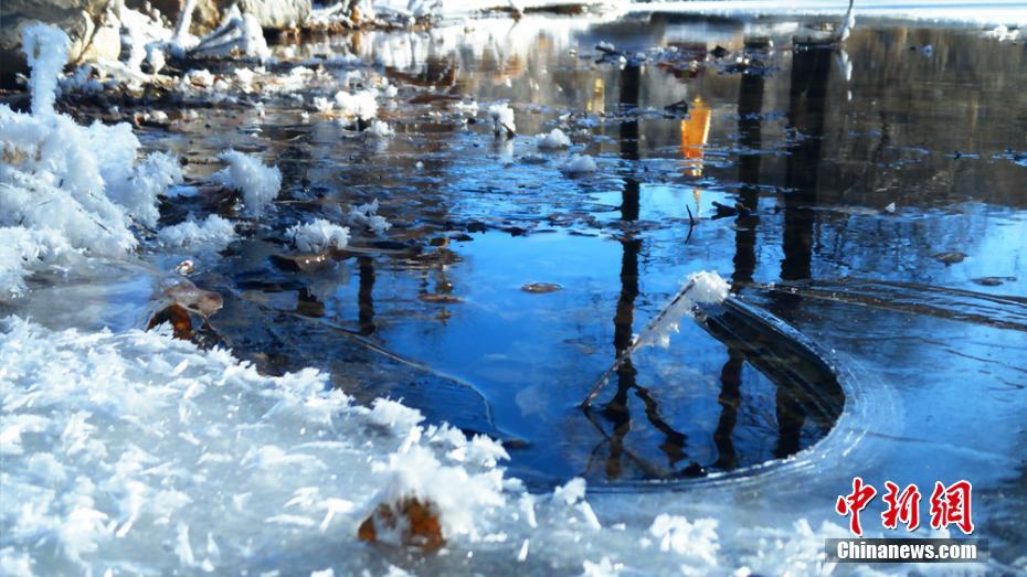 降雪後の晴天、青い空と白い雪の美しいコラボレーション　甘粛省