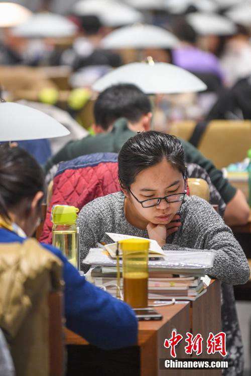 受験生たちが図書館で最後の追い込み　自習(xí)室は空席無し