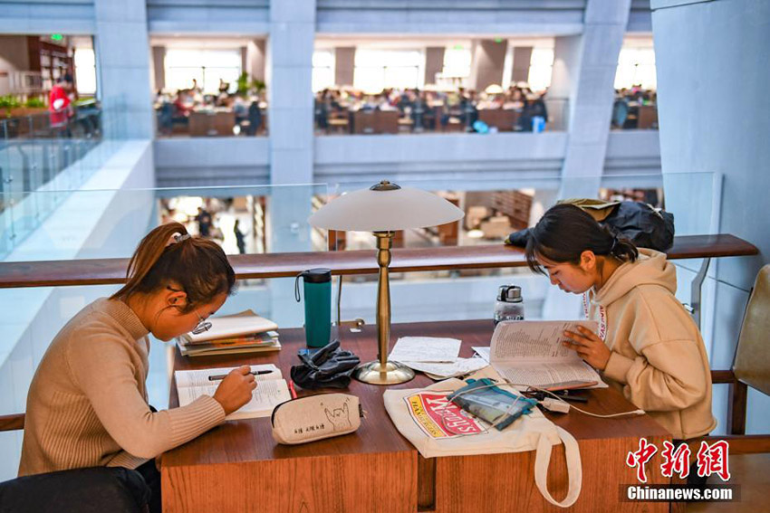 受験生たちが図書館で最後の追い込み　自習室は空席無し