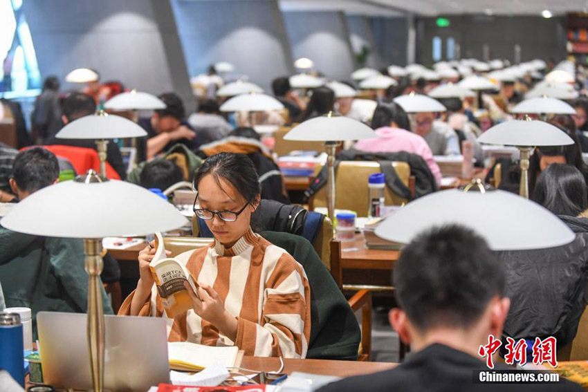 受験生たちが図書館で最後の追い込み　自習(xí)室は空席無し