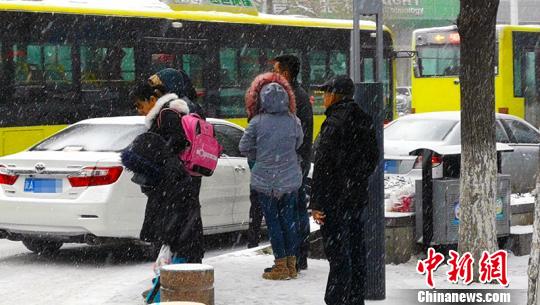 雪の影響でウルムチ國際空港に旅客3700人が立ち往生