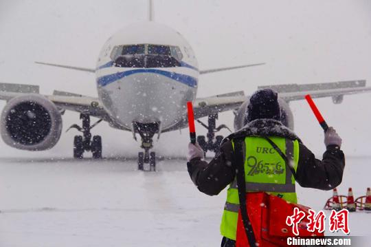 雪の影響でウルムチ國(guó)際空港に旅客3700人が立ち往生