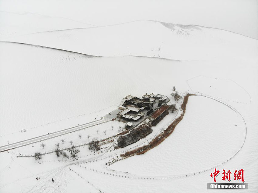 敦煌鳴沙山?月牙泉景勝地に「砂漠の雪景色」現(xiàn)る　甘粛省